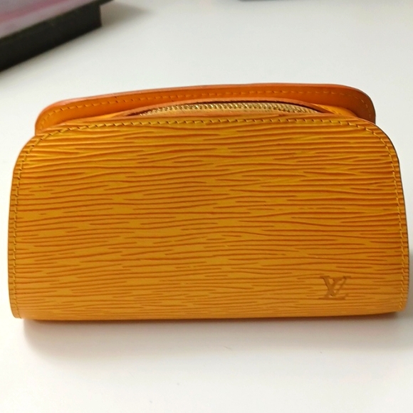 Louis Vutton Epi Dauphine Leather Cosmetic Pouch Bag ๐๐๐ฅ - Picture 2 of 9